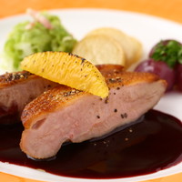 ハンガリー産鴨胸肉のロースト 蜂蜜とコリアンダー風味（2人前より）（写真はイメージ）です。