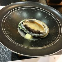 季節の魚と釜飯 魚信 - 活鮑の陶板焼き バター醤油風味