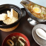 ジャスミン - おこげ（\600税込み）グレイビーボートでの提供