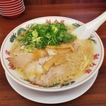 ラーメン魁力屋 - ラーメン650円麺硬め。背脂多め。