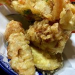 馬荷亭 よし - かき揚げの下から 鶏肉・ちくわ・サツマイモ (*ﾟﾛﾟ)！