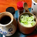 馬荷亭 よし - テーブルには だし入り徳利と 刻み葱 ♪