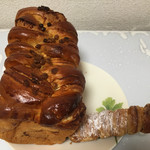 アミール - （左から）メイプルブレット、朝炊きカスタードのクリームホルン