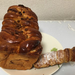 アミール - （左から）メイプルブレット、朝炊きカスタードのクリームホルン