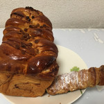 アミール - （左から）メイプルブレット、朝炊きカスタードのクリームホルン