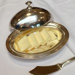 エスカーレ - 卓上に置かれたバター
      やることがいちいち大仰なのが気恥ずかしいが、バター自体は美味しかった。