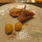 虎白 - 揚物：フカヒレ藁燻し 銀杏2