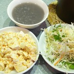 四川料理刀削麺 川府 - セルフサービスアイテム。写真上から時計回りで、雑穀米？入り甘いおかゆ、サラダ、ネギと豆腐の和え物。他にコーヒー類がありました。