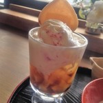 カフェ月星 - アイスを載せるとジーマーミー豆腐が凍って面白い食感に。