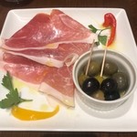 Deli & Restaurant Cuculo - 生ハムとオリーブ。