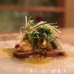 齋華 - 鰹タタキと雲丹、クラゲ、ミョウガ、大葉