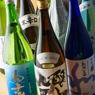 厳選した月替わりの日本酒・ワインを絶品料理と共に召し上がれ