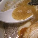 ラーメン わげ - お魚とんこつ：豚骨に魚介系スープを加え、魚粉を散らした感じ