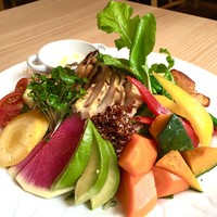 産野菜とキヌア、アボカドと生ハム、フルーツなどが入った 選べる3種のソースランチ(平日限定)