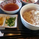 Udon Chikuzen - 左上は天つゆ、その下は薬味の葱と沢庵、みぎは炊き込みご飯