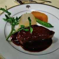 メインダイニングルーム - [料理] 牛フィレ肉のステーキ マデラソース & 日光舞茸のソース 全景♪ｗ