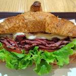 カンテボーレ - Cantevole 板橋前野町店 ランチ セットBのクロワッサンサンド パストラミビーフ 頭の角は？
