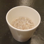 食堂セゾンドール - シラスの優しい塩気と温かい粥で胃がホッとする品。