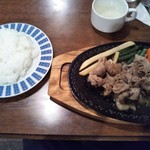 レストラン 吉甚 - 豚肉の生姜焼きランチ ８８０円(税込)(2017年11月1日撮影)