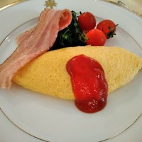 メインダイニングルーム - [料理] オムレツにケチャップを掛ける。