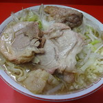 ラーメン二郎 - ブタを取り出してパシャ！