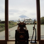 ほうとう蔵 歩成 - 最上部は富士と甲冑