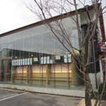 ほうとう蔵 歩成 - 駐車場側のモダンな外観