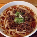 (有)高本製麺所 - 肉うどんは牛肉を使用（大・400円）