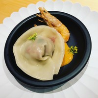 アルゴリズム - パスタ生地の中には惚れ惚れする火入れの海老、揚げた海老の香ばしさとブドウジュースの酸味とフルーティーな味わいが絶妙に絡みます