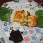 千松しま - 包みを開けるとこんがりと焼けた蒲焼き