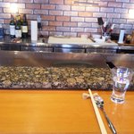 She'll be - 鉄板とカウンターの間、大理石です。