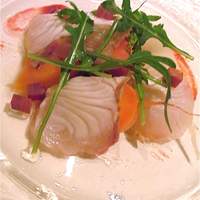 カンブーザ - 神奈川県　軽く炙った天然カンパチと根菜、ルッコラのサラダ　イタリア産ビーツのソース