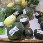 とんとんのお店 - 新鮮野菜も並ぶ