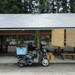 とんとんのお店 - バイク左の大きな木製ドアが入口