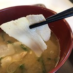 스키야 263고 사가 야마토 IC점 - とん汁の豚肉を見せるけん