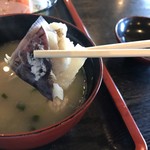 Kagamiyama Onsen Chaya Bijinnoyu - 味噌汁には 魚のアラが・・