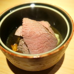 銀座 盡 - 牛とも三角を牛骨とスネのコンソメで、岐阜天然なめこを添えて