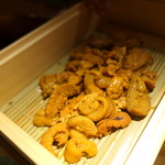 銀座 盡 - 自分でむいたウニ