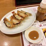 ラーメン工房　はっぴ - 餃子一人前(¥260)
      餃子は久しぶりに食べたが、味噌ダレがなかなか美味！具はかなりニンニクが効いていたが、以前はこれほどではなかったと思う。ラーメンだけでなく副菜も進歩しているようだ。