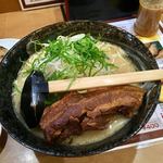 ラーメン工房　はっぴ - とろチャーシュー麺(¥890)大盛(+¥100)
      巨大な豚の角煮の美味しいこと！蕩けるような柔らかさと脂のコクがたまらない。僕のこの店でのお気に入りNo.2である。