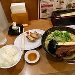 ラーメン工房　はっぴ - とろチャーシュー麺大盛(¥990)
      餃子一人前(¥260)小ライス(¥180)
      計¥1,430
      餃子ライスを付けて+¥440というのはお得感が薄いような…。