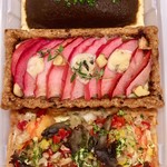 What a Tart! - 上から、炒めたまねぎ ミニ・ローステッドアップル&ブルーチーズ・小海老と舞茸
