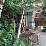 What a Tart! - 外観