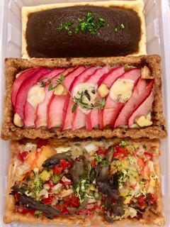 What a Tart! - 上から、炒めたまねぎ ミニ・ローステッドアップル&ブルーチーズ・小海老と舞茸