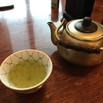 Shigeyoshi - まずはお手拭きとお茶  急須で出て来るのがいいね