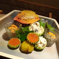 弧玖 - ＊「いくらの醤油漬け」「栗の甘露煮」「雲丹ととんぶり」「しめじの白和え」「ほうれん草とエリンギのお浸し」など。