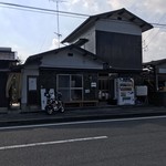 池内うどん店 - 店の外観　※入口は左側の暖簾