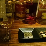 シャムロック - ウィスキーと一緒にチョコレート食べると甘さが変わってとっても美味しいです。