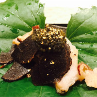 寿司と日本料理 銀座 一 - ・鮑の握り鮨（トリュフとキャビアを添えて）