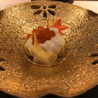 寿司と日本料理 銀座 一 - いくらとゴマ豆腐